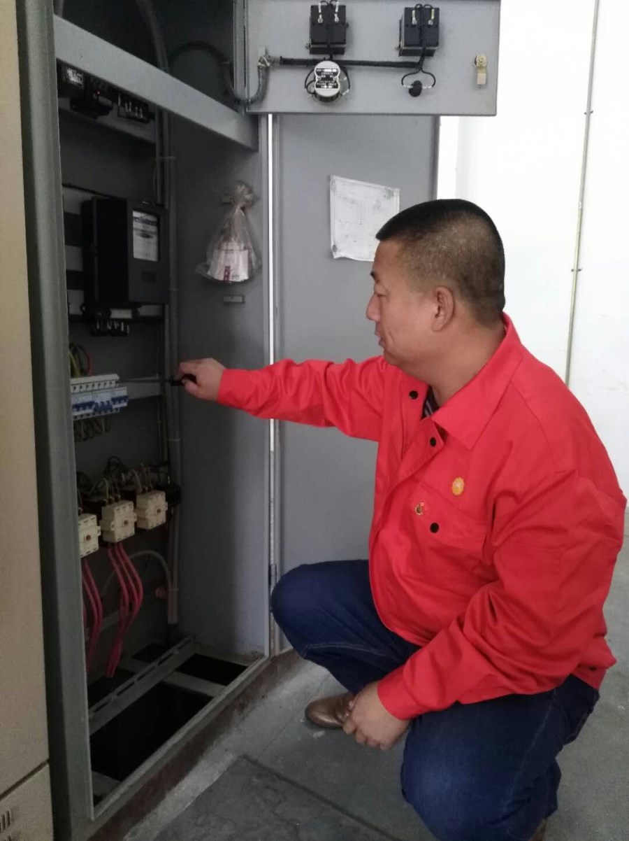 1535615388901020997.jpg 全面检修校园区配电设备_副本.jpg