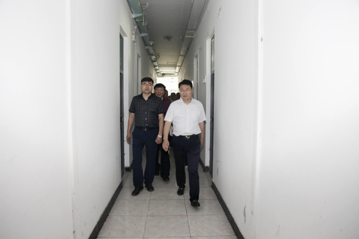 孙明学、于长青在学生公寓指导维修改造工程.jpg