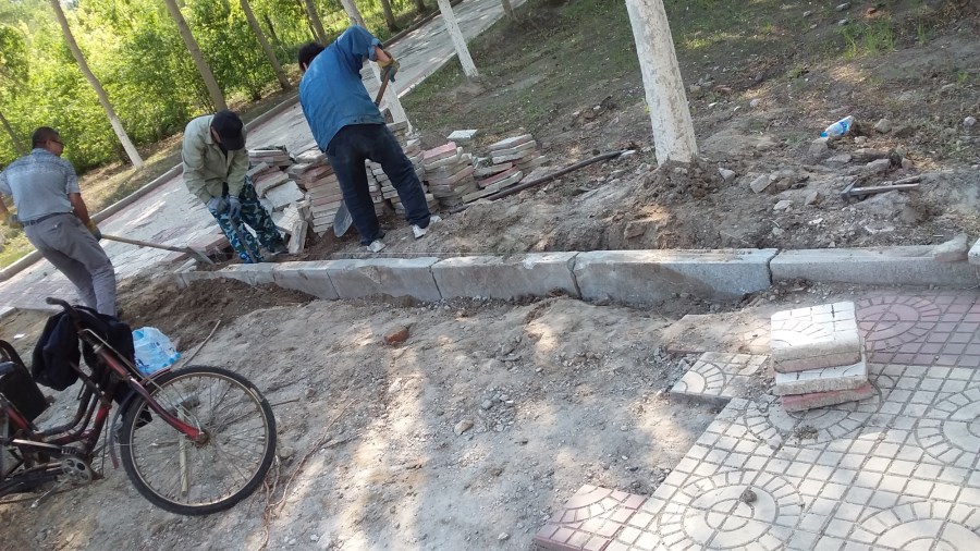 1535614175841066226.jpg 校园区步道板及路牙石维修_副本.jpg