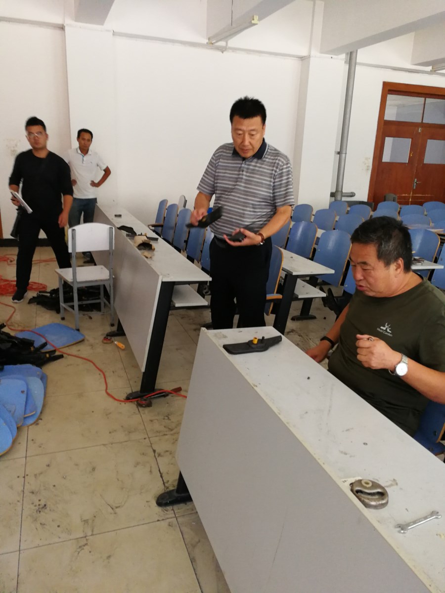 1535615370354052053.jpg 教学楼排椅维修现场_副本.jpg