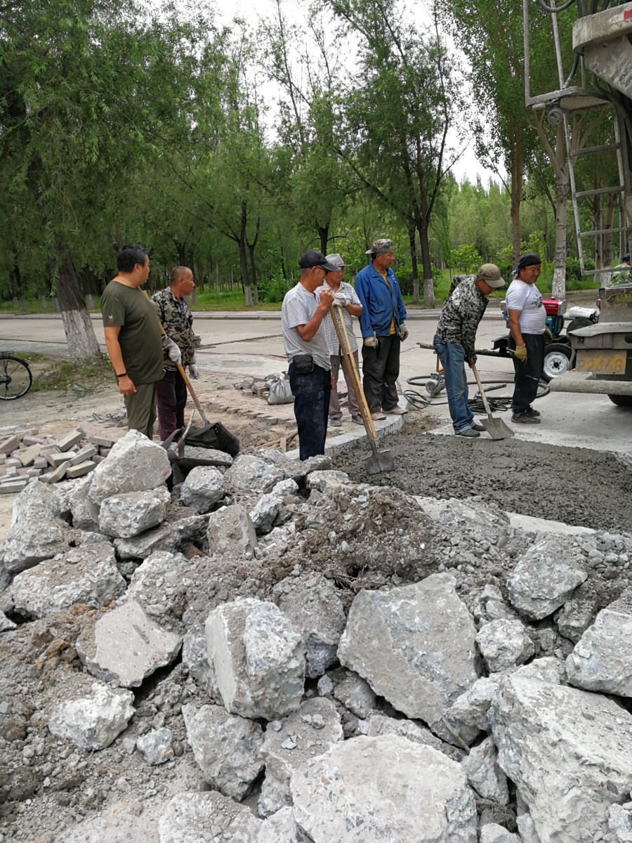 1535615424740060685.jpg 校园破损路面修复现场_副本.jpg