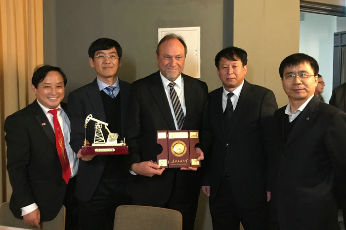 1541396218328001849.jpg 浼氳HANSCHKE鏍¢暱1.jpg