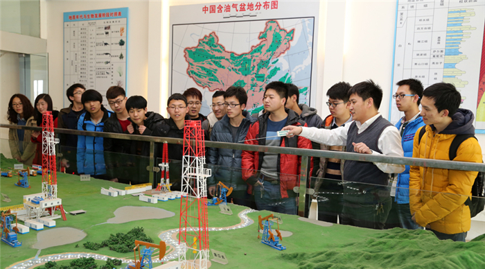 1520669626297057389.jpg 3“铁人创新实验班”学生在参观学习.jpg