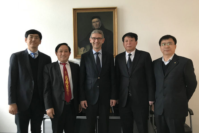 1541382998923078096.jpg 浼氳EDERTS鏍¢暱2_鍓湰.jpg