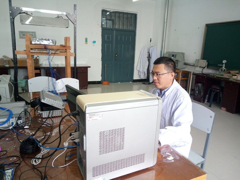 1544085260131029424.jpg 科研室工作2_副本.jpg